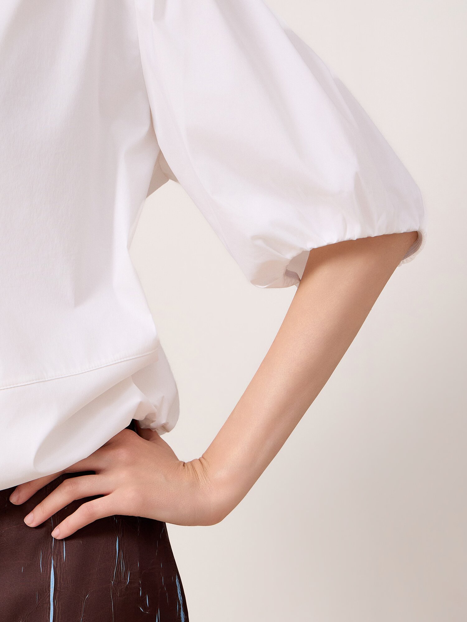 메탈 참 포인트 밴딩 블라우스 (WHITE)