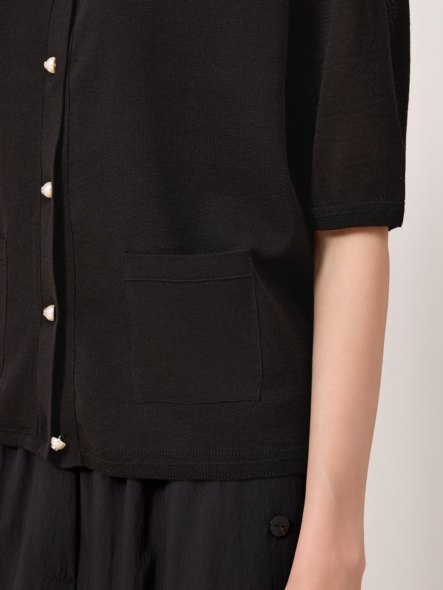 주얼 버튼 라운드넥 가디건 (BLACK)