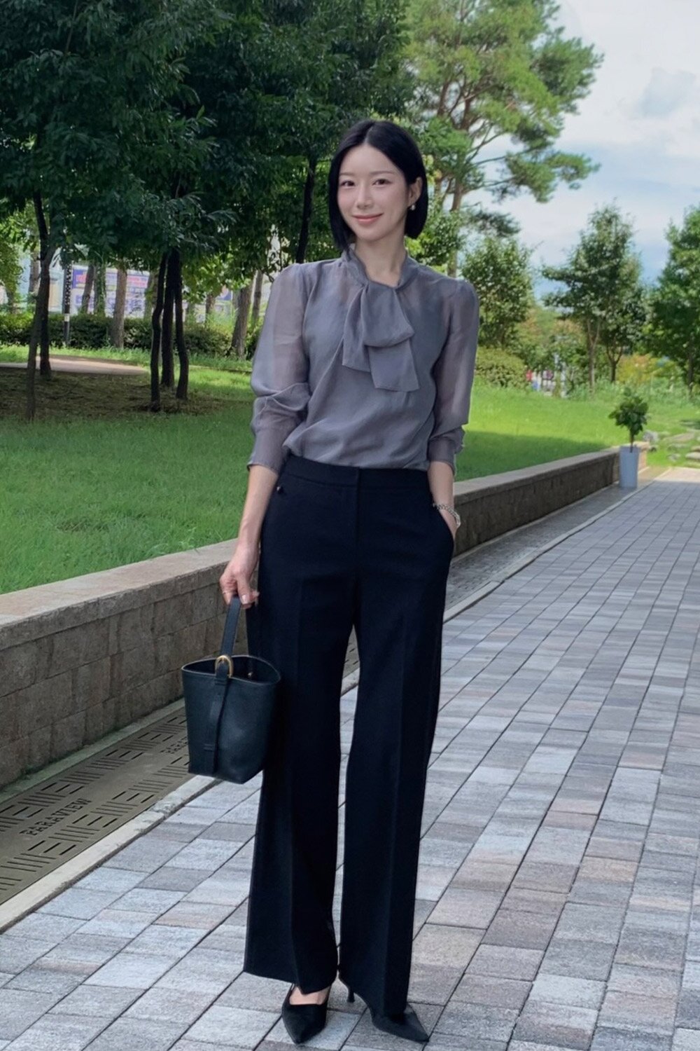 스판 버튼 장식 부츠컷 팬츠 (BLACK)