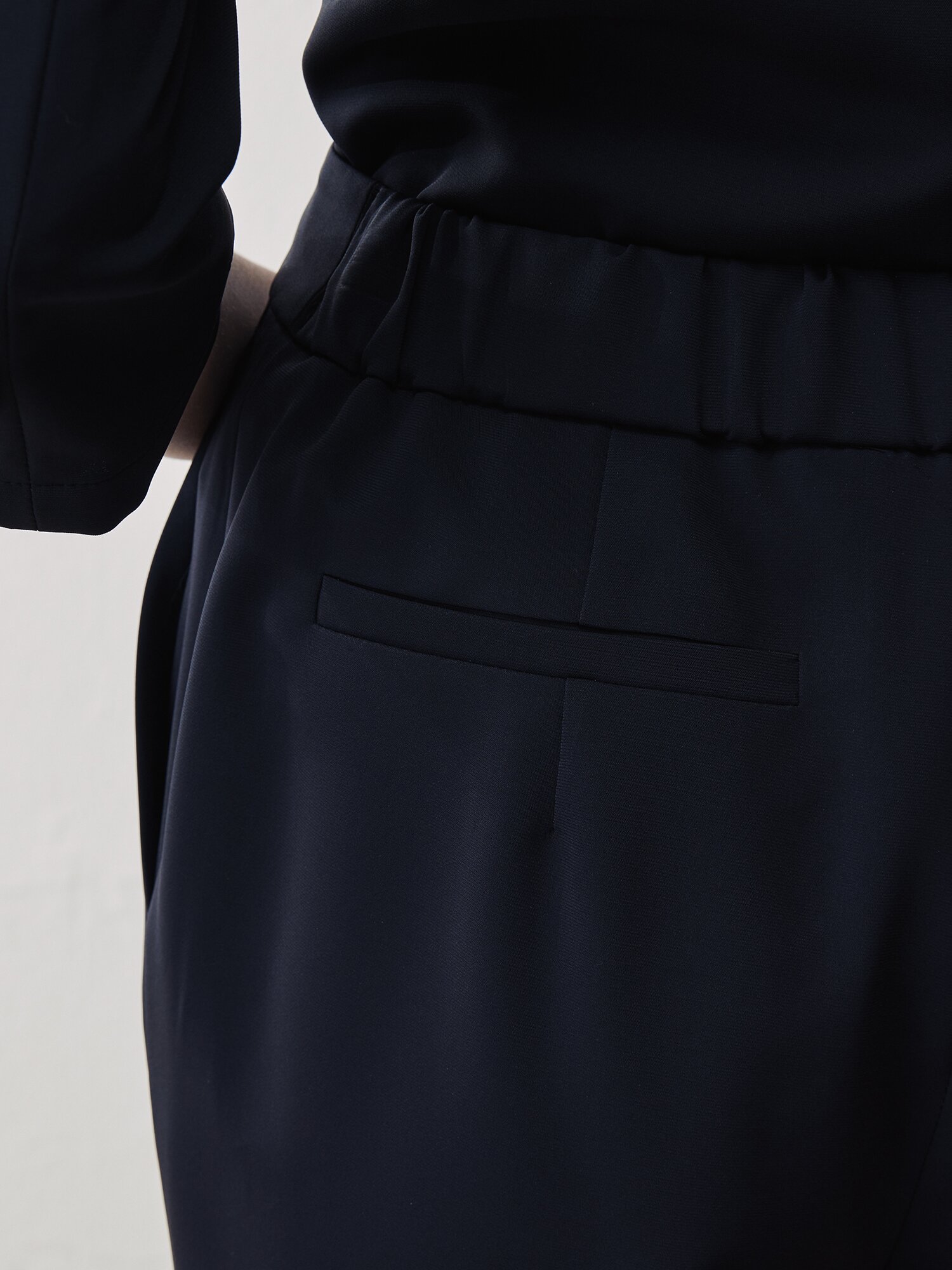 모던 노턱 백 밴딩 와이드 팬츠 (NAVY)