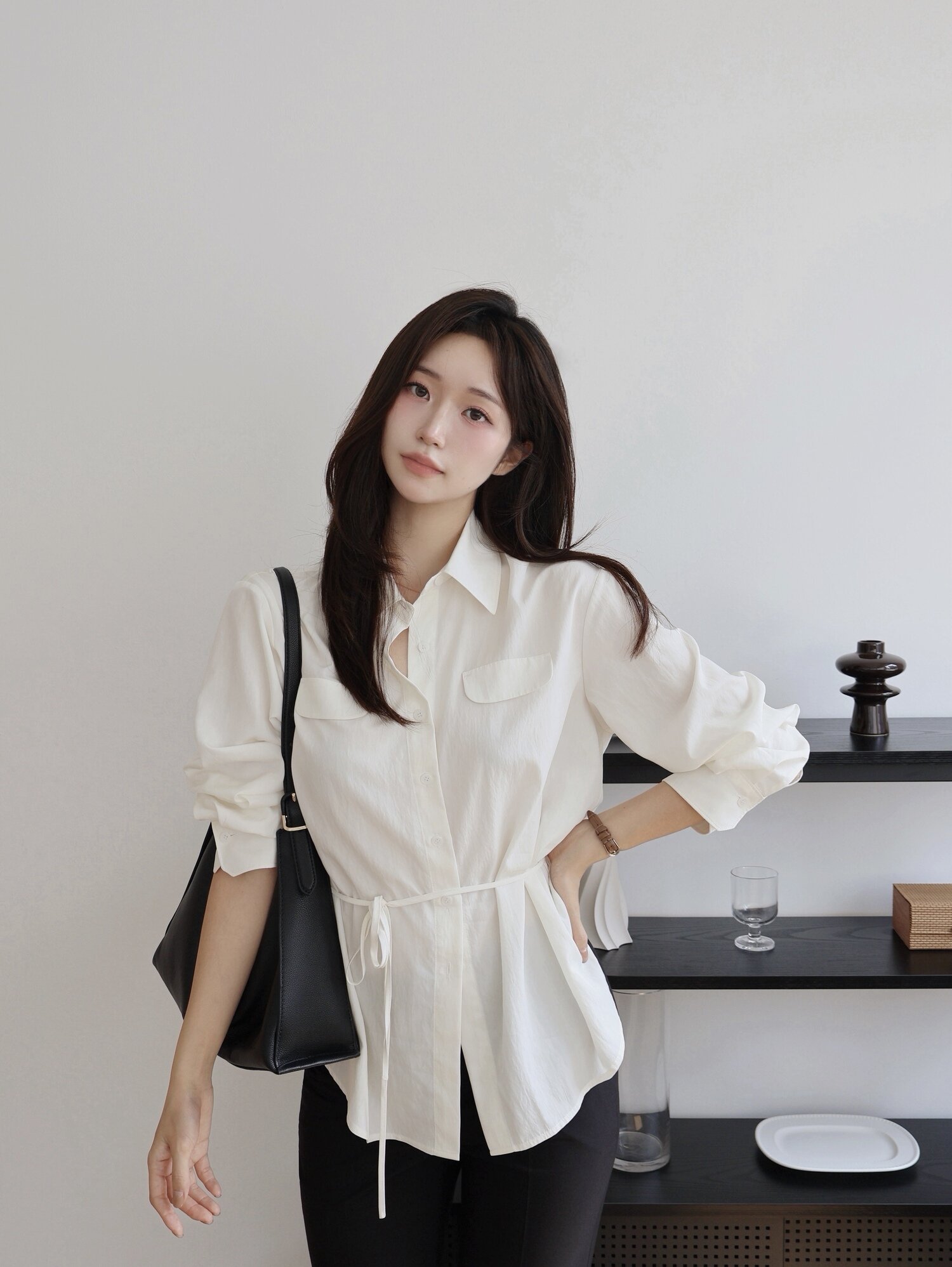 벨티드 플랩 장식 블라우스 (WHITE)