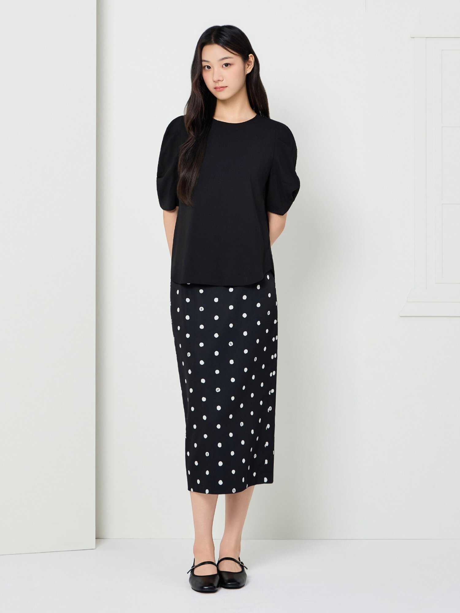 볼륨 슬리브 라운드넥 블라우스 (BLACK)