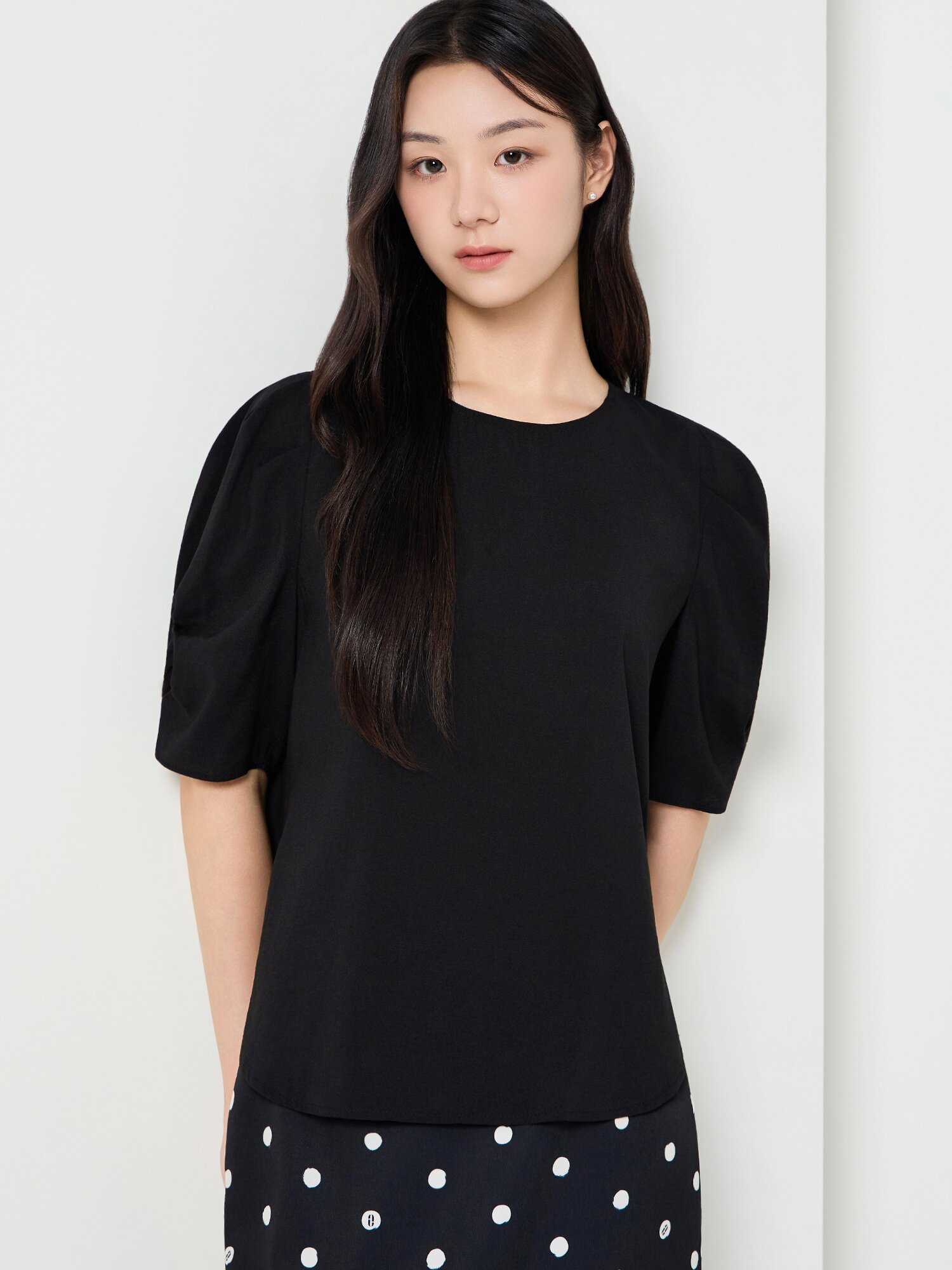 볼륨 슬리브 라운드넥 블라우스 (BLACK)