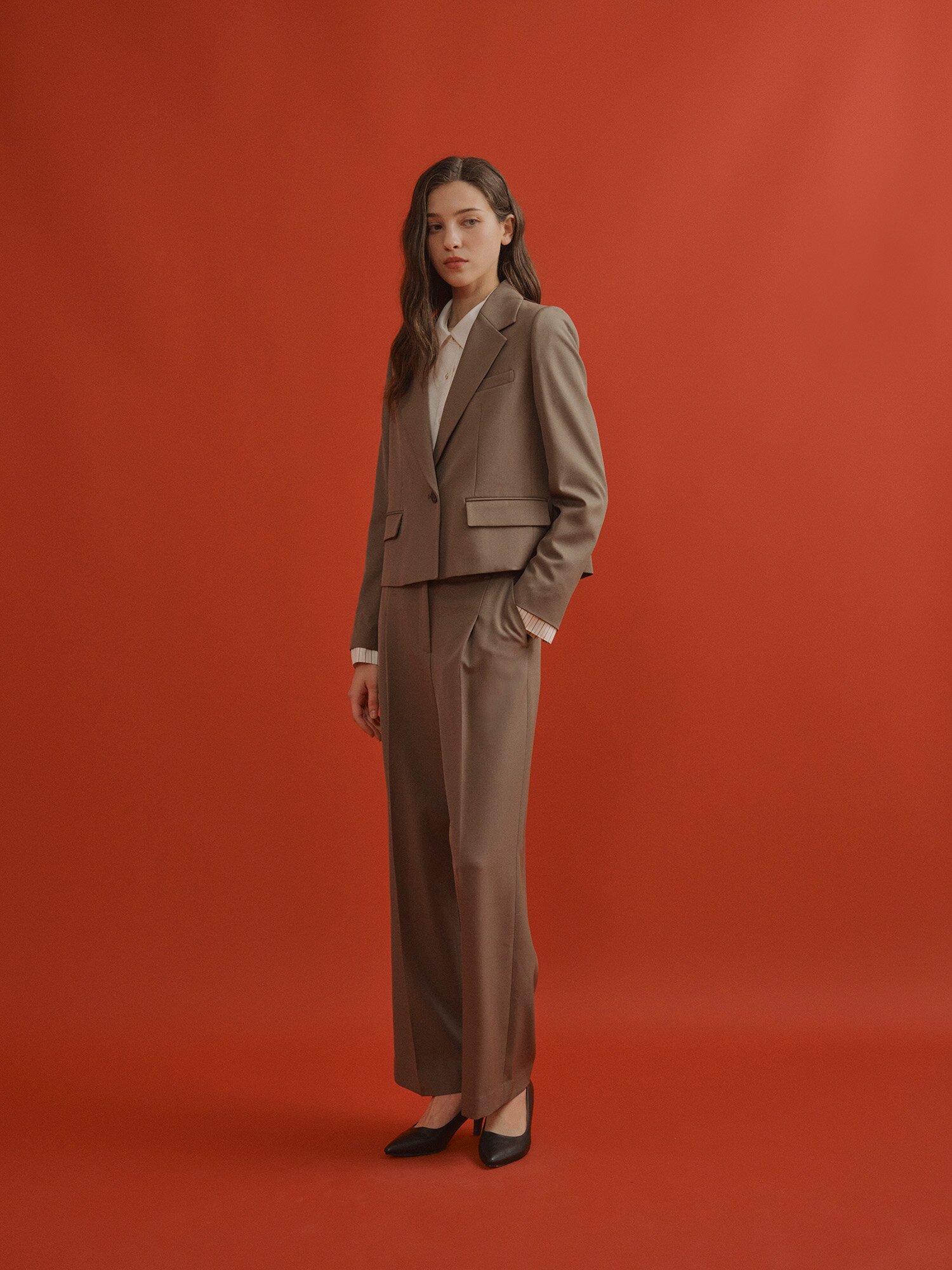 모던 디테쳐블 커프스 크롭 재킷 (DARK BEIGE)