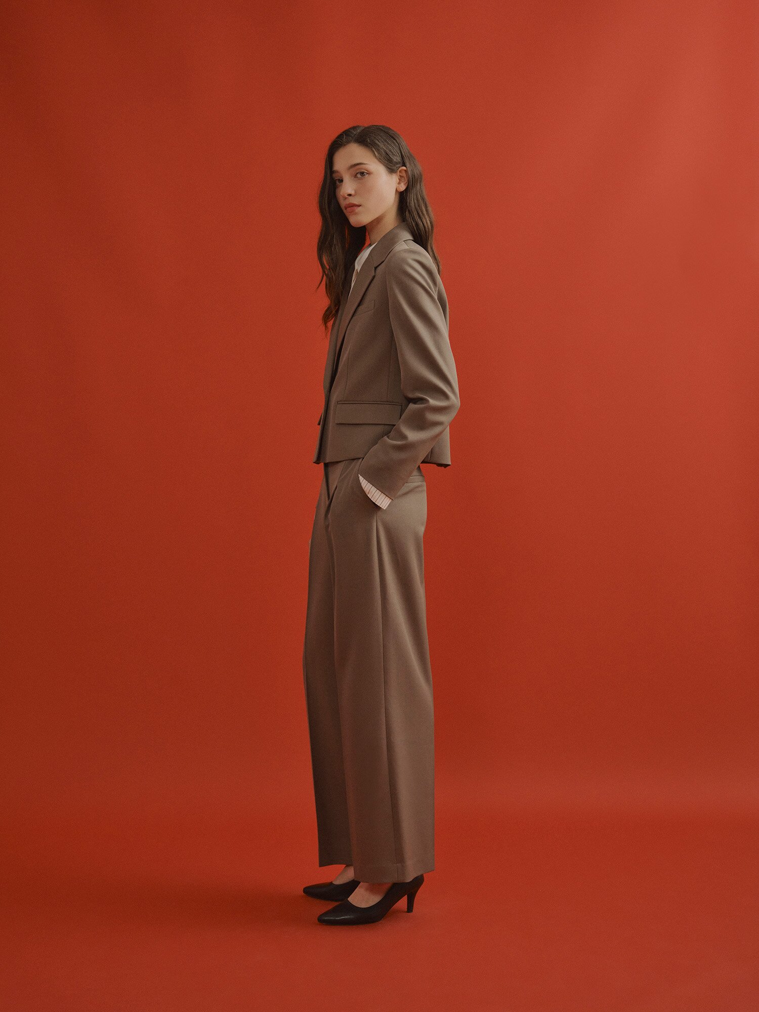 모던 디테쳐블 커프스 크롭 재킷 (DARK BEIGE)