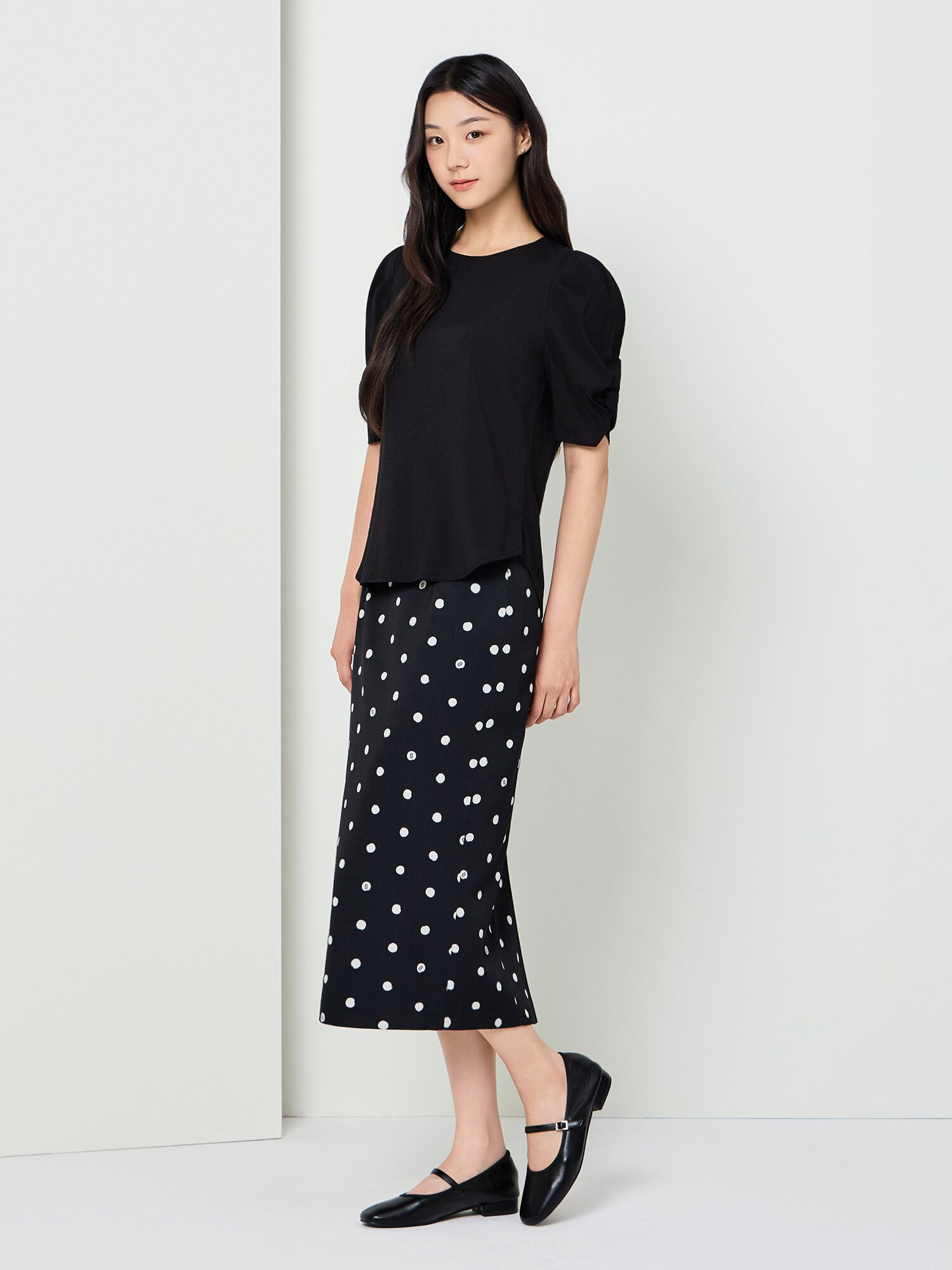 도트 백 슬릿 H라인 스커트 (PRINT BLACK)