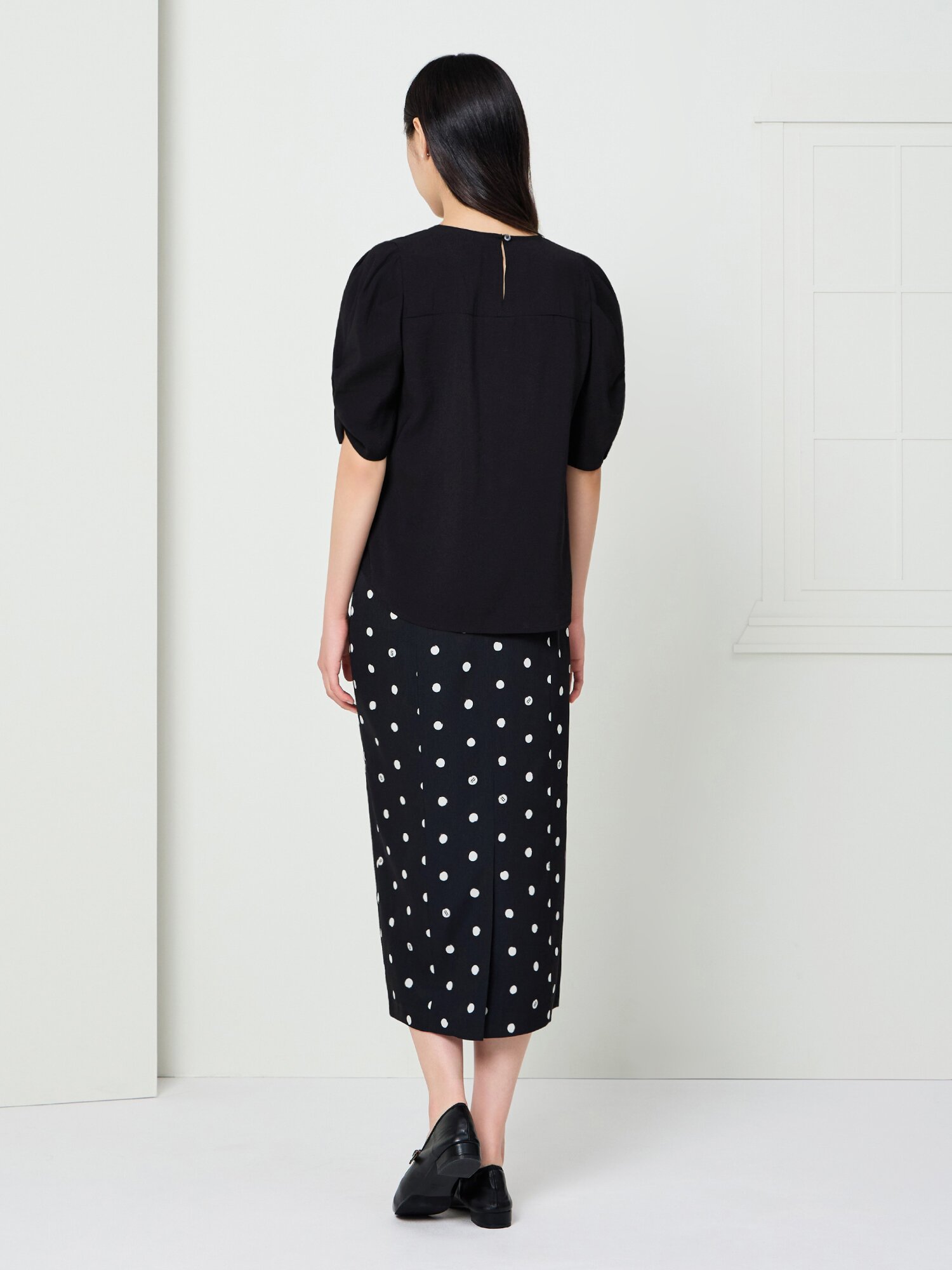 도트 백 슬릿 H라인 스커트 (PRINT BLACK)