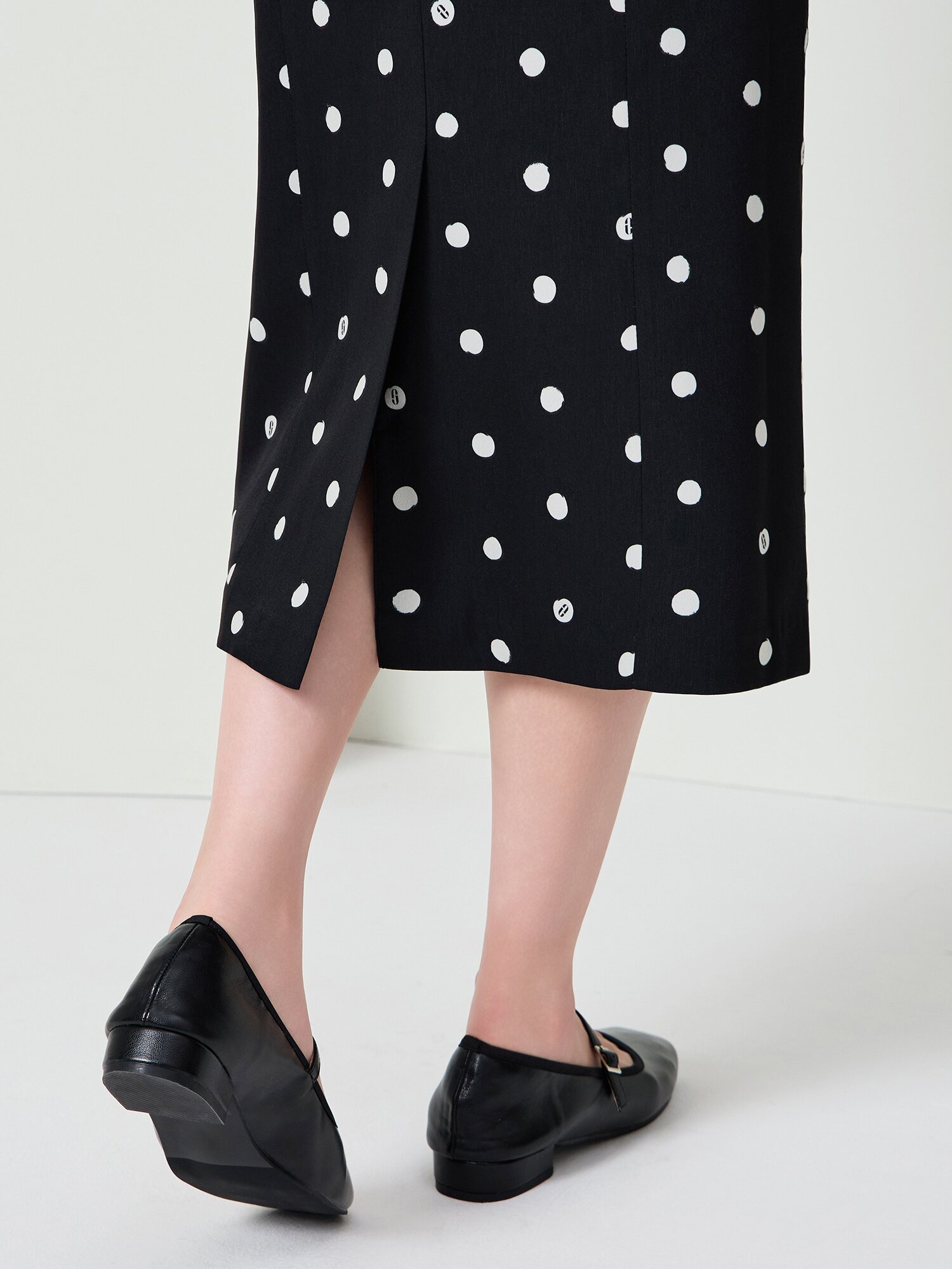 도트 백 슬릿 H라인 스커트 (PRINT BLACK)