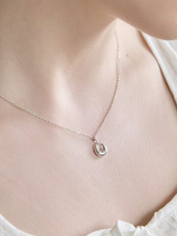 Liora Oval Pendant Necklace (925 Silver)