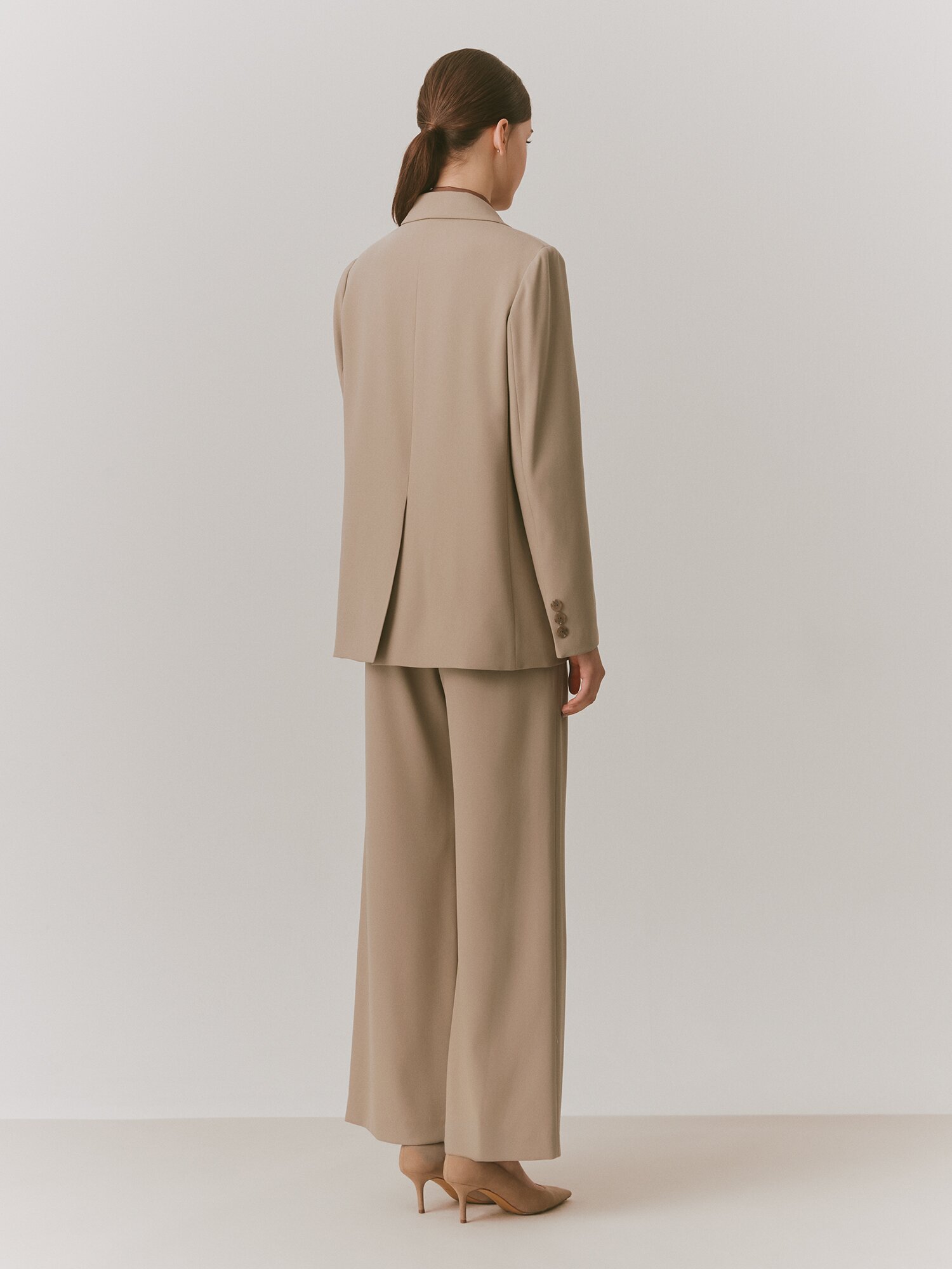 모던 롤업 테일러드 투버튼 재킷 (BEIGE)