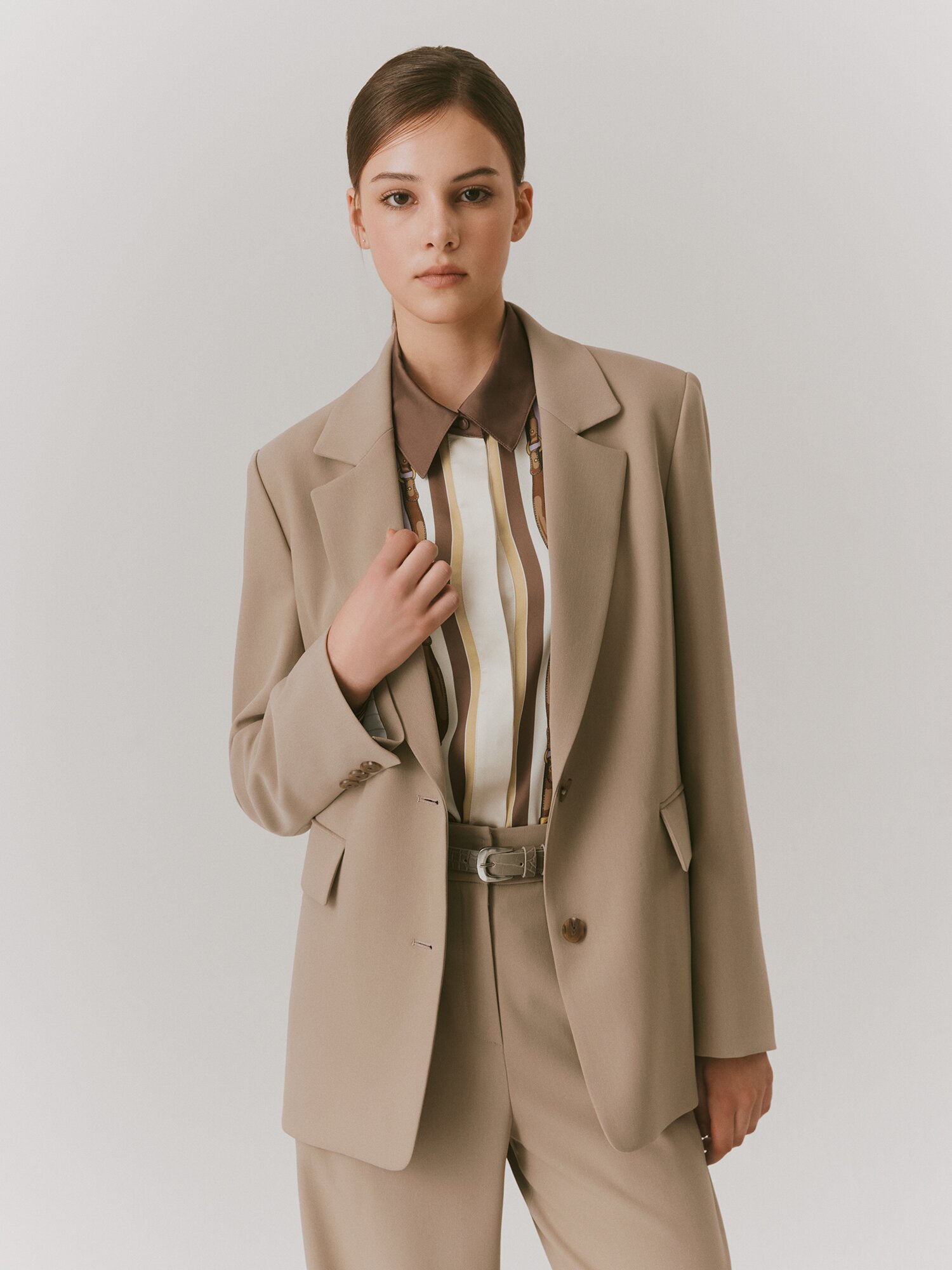 모던 롤업 테일러드 투버튼 재킷 (BEIGE)