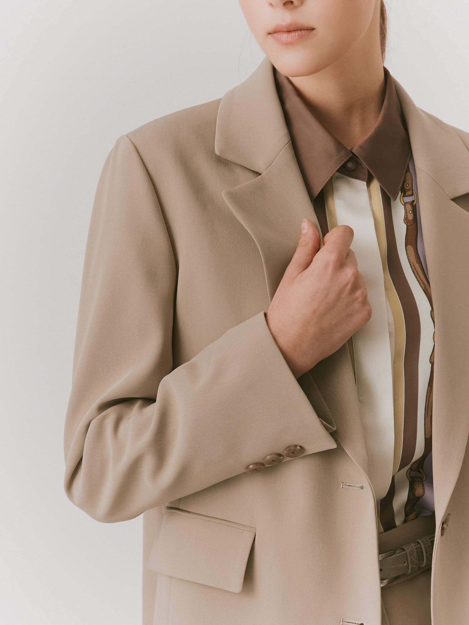모던 롤업 테일러드 투버튼 재킷 (BEIGE)