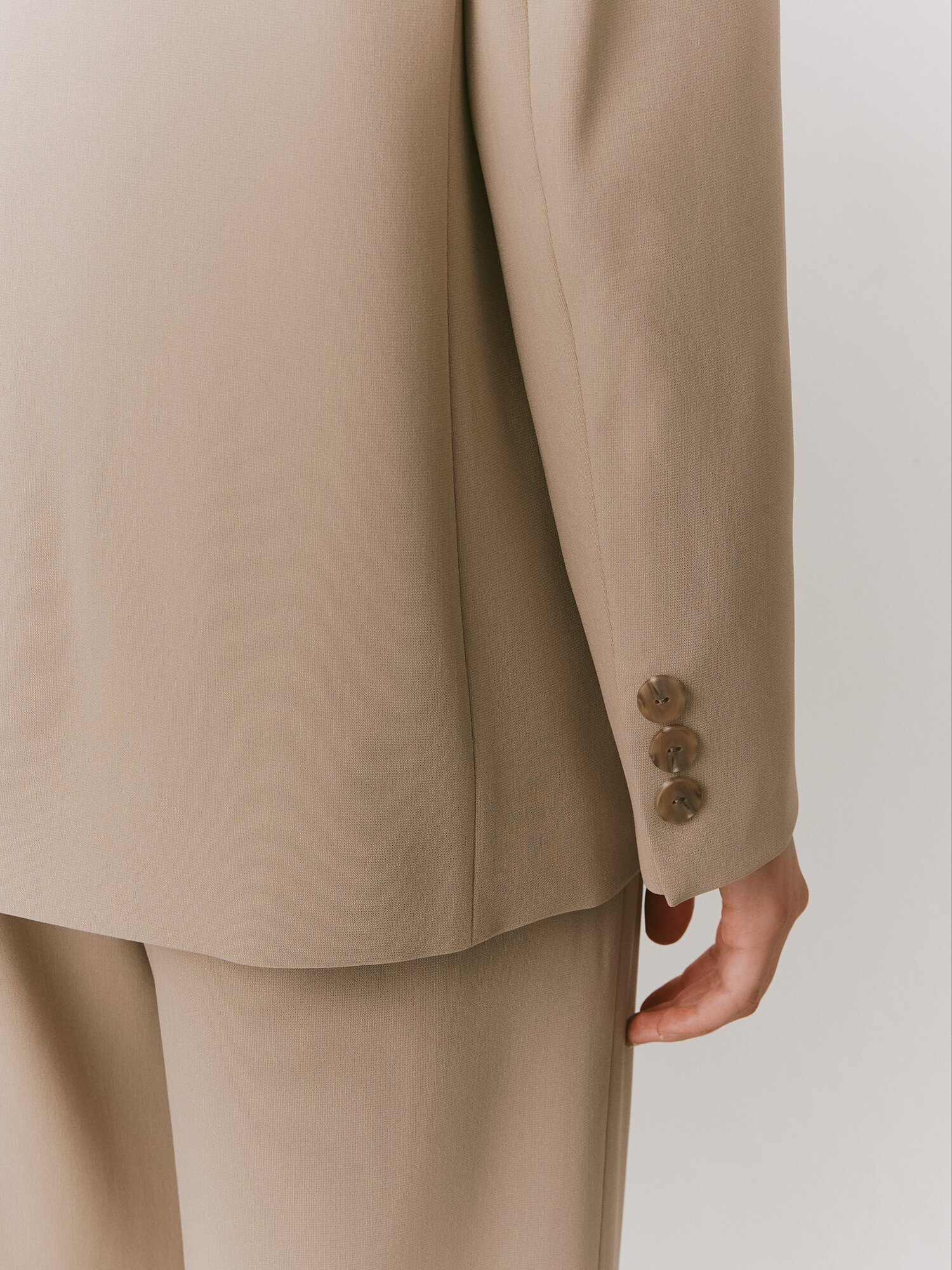 모던 롤업 테일러드 투버튼 재킷 (BEIGE)