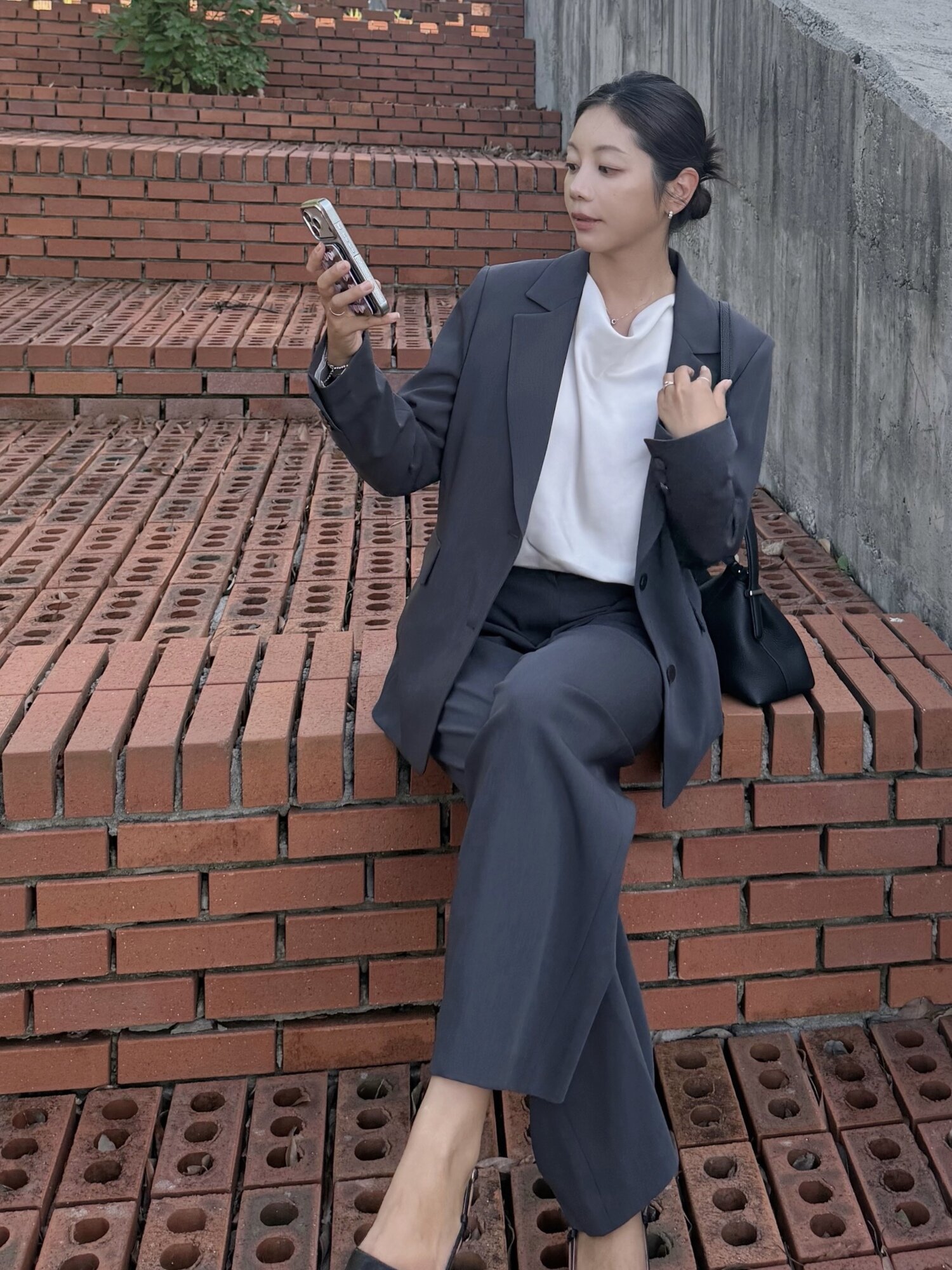모던 롤업 테일러드 투버튼 재킷 (GREY)