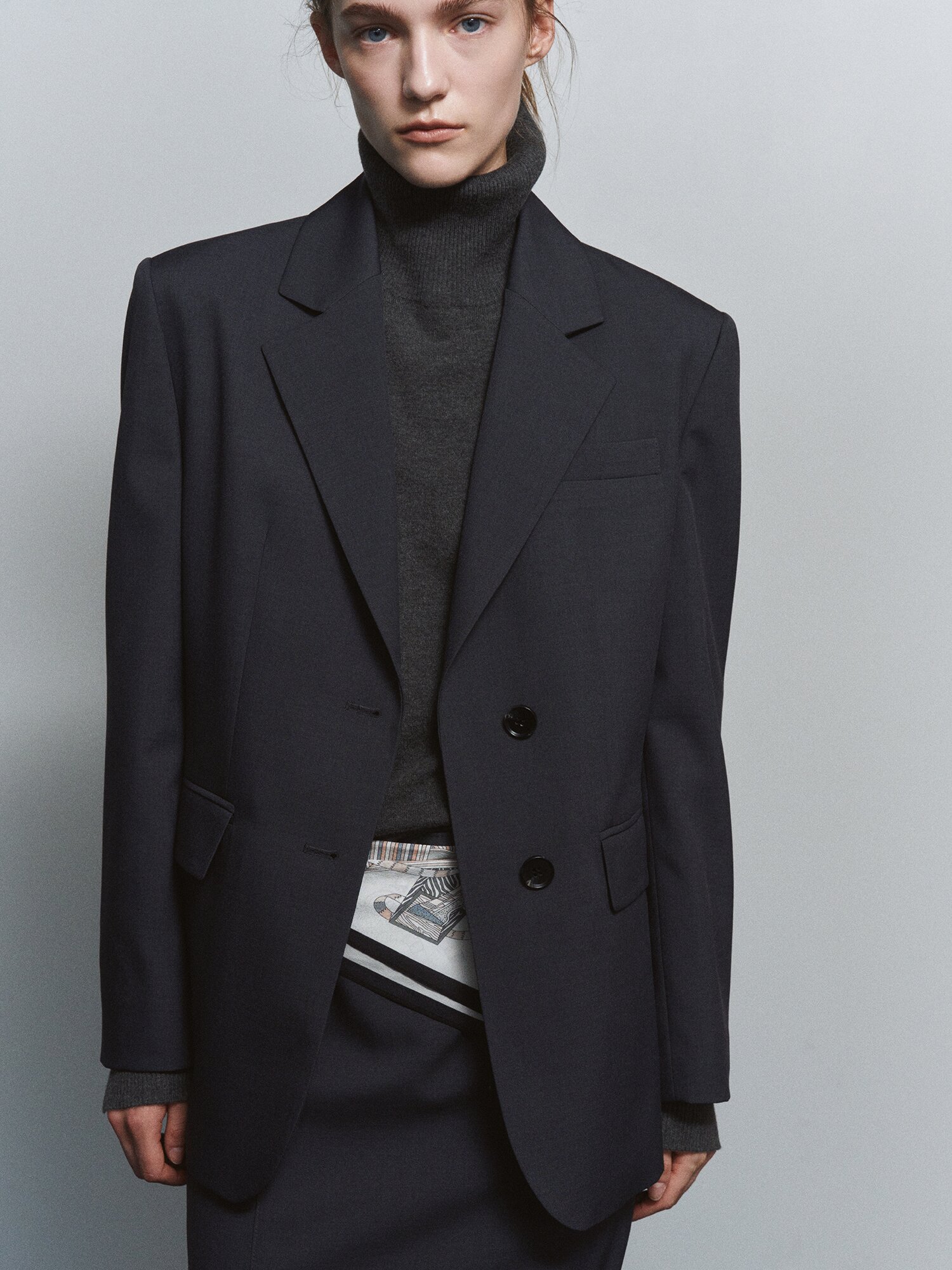 테일러드 싱글 투버튼 재킷 (DARK GREY)