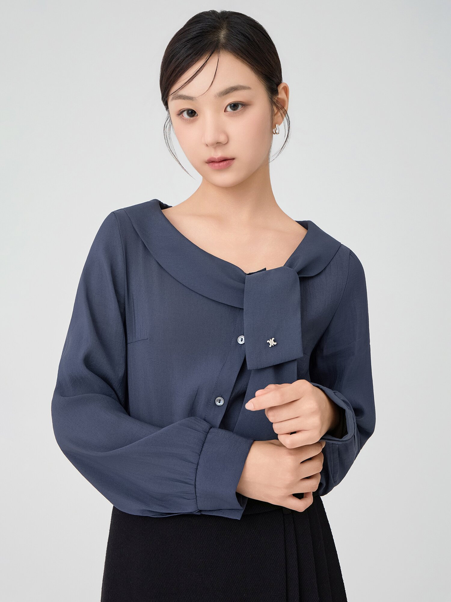 언밸런스 타이 칼라 블라우스 (GREY)