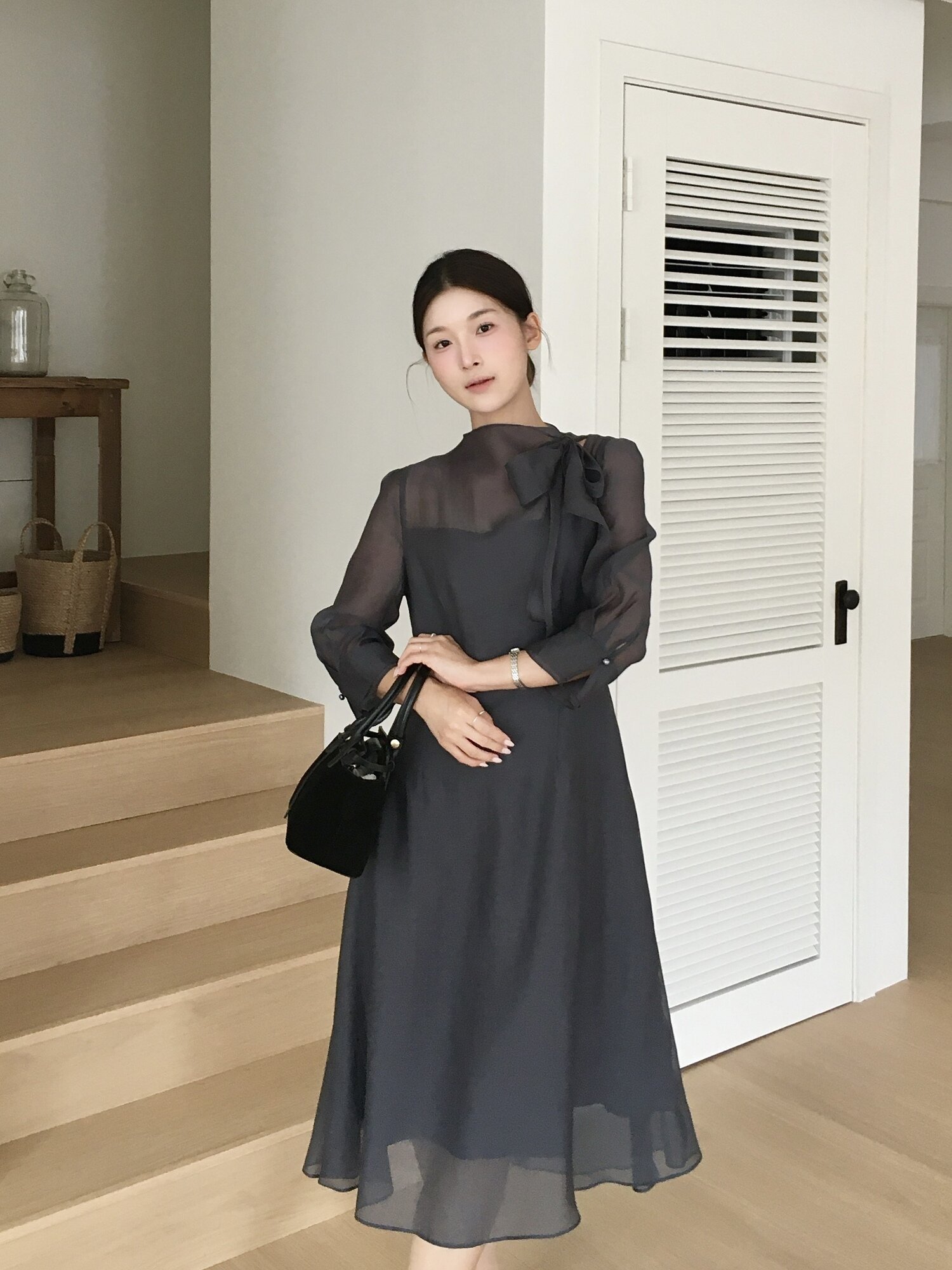 시어 배색 타이넥 플레어 원피스 (DARK GREY)