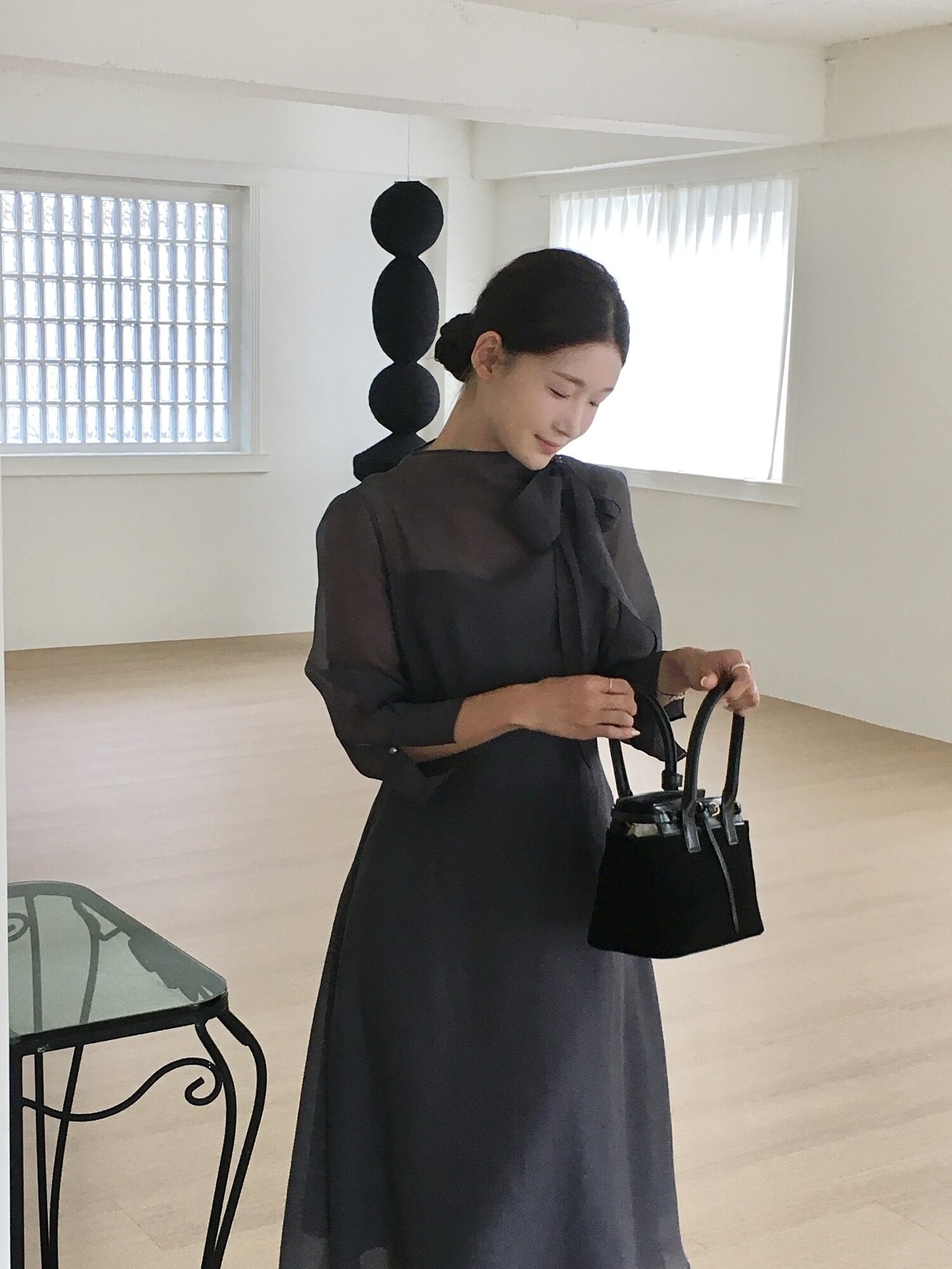 시어 배색 타이넥 플레어 원피스 (DARK GREY)