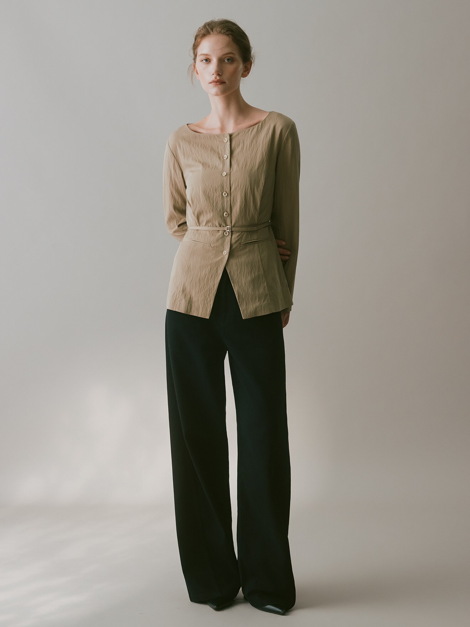 벨티드 슬림핏 보트넥 블라우스 (TAUPE BEIGE)