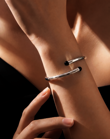 Fluid Helix Onyx Bangle
플루이드 힐릭스 오닉스 뱅글