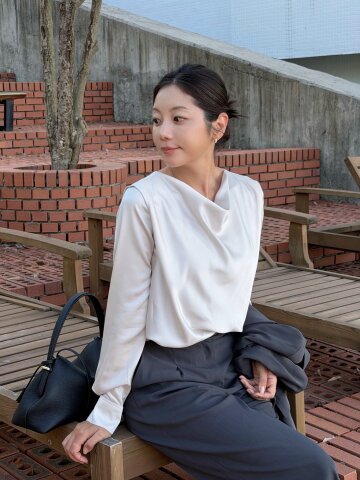 새틴 숄더 턱 카울넥 블라우스 