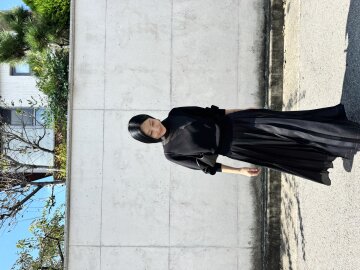 배색 스카프 홀가먼트 브이넥 니트 (BLACK)