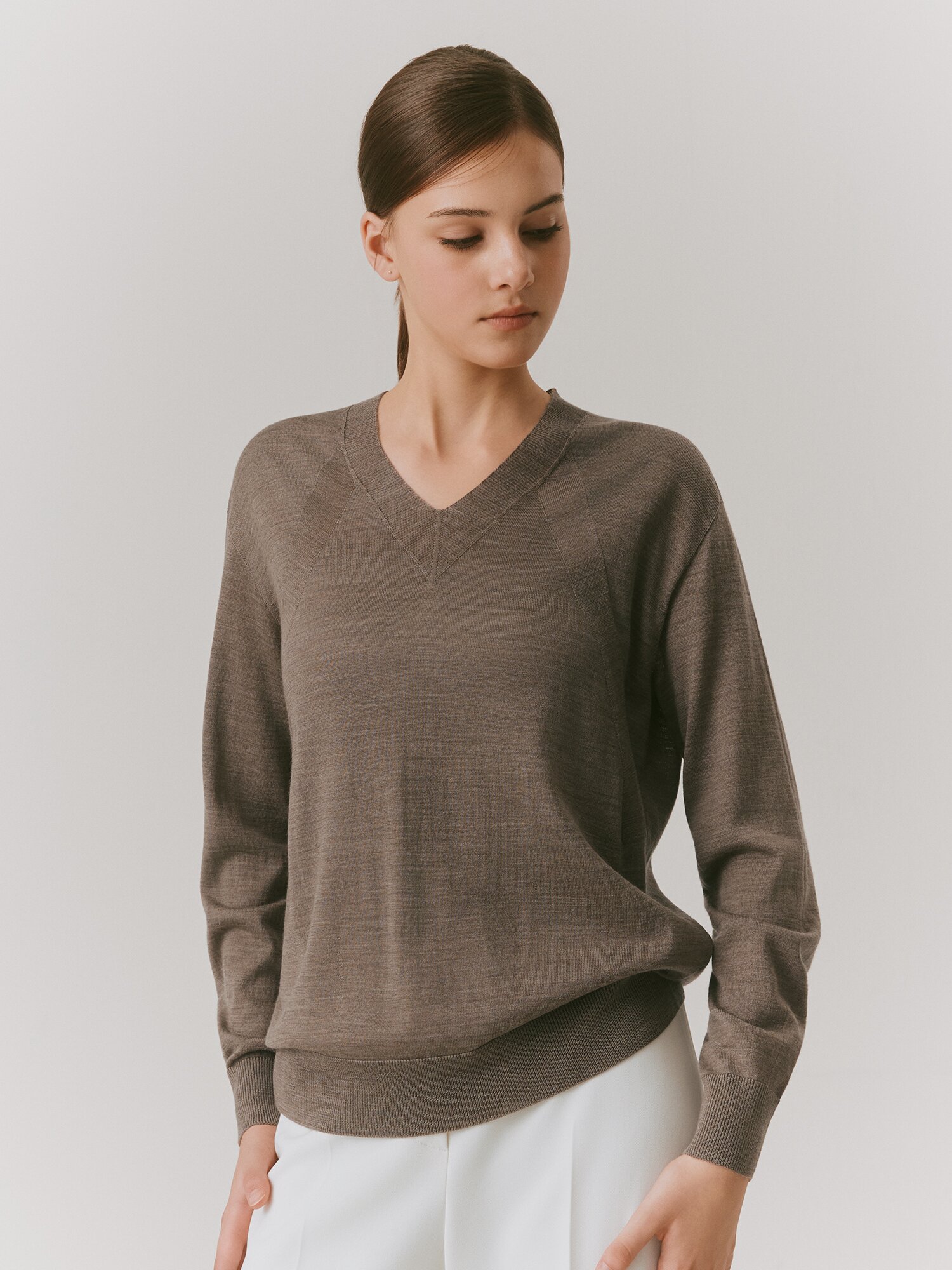 울 홀가먼트 브이넥 풀오버 니트 (BROWN)