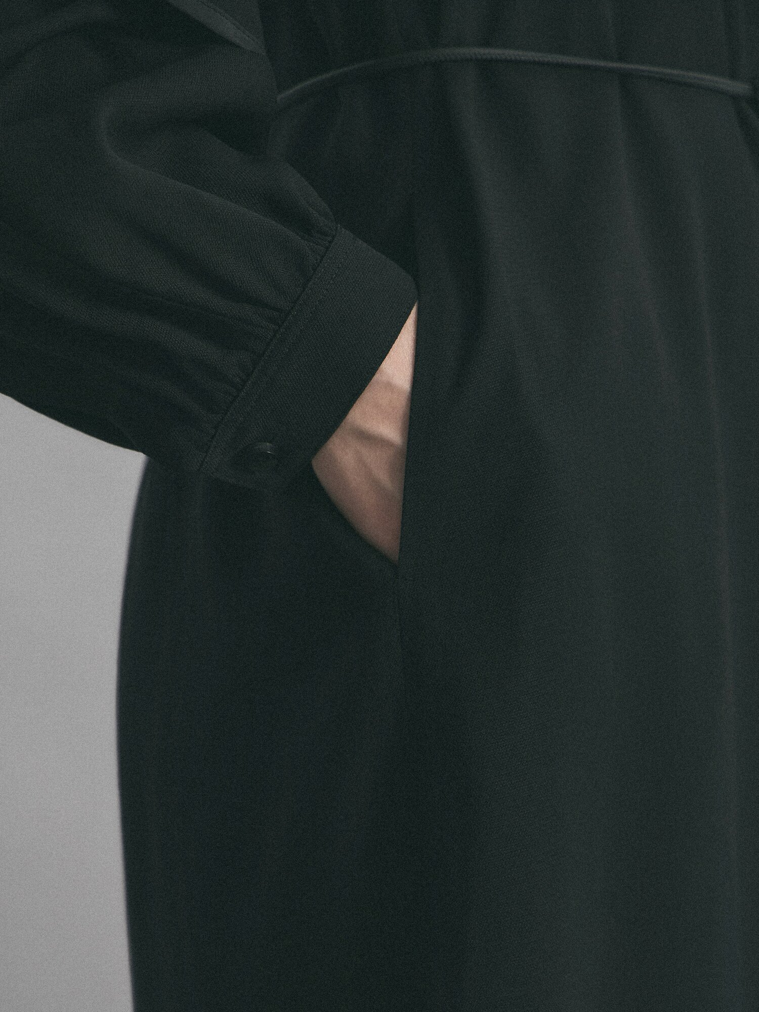 벨티드 브이넥 롱 원피스 (BLACK)
