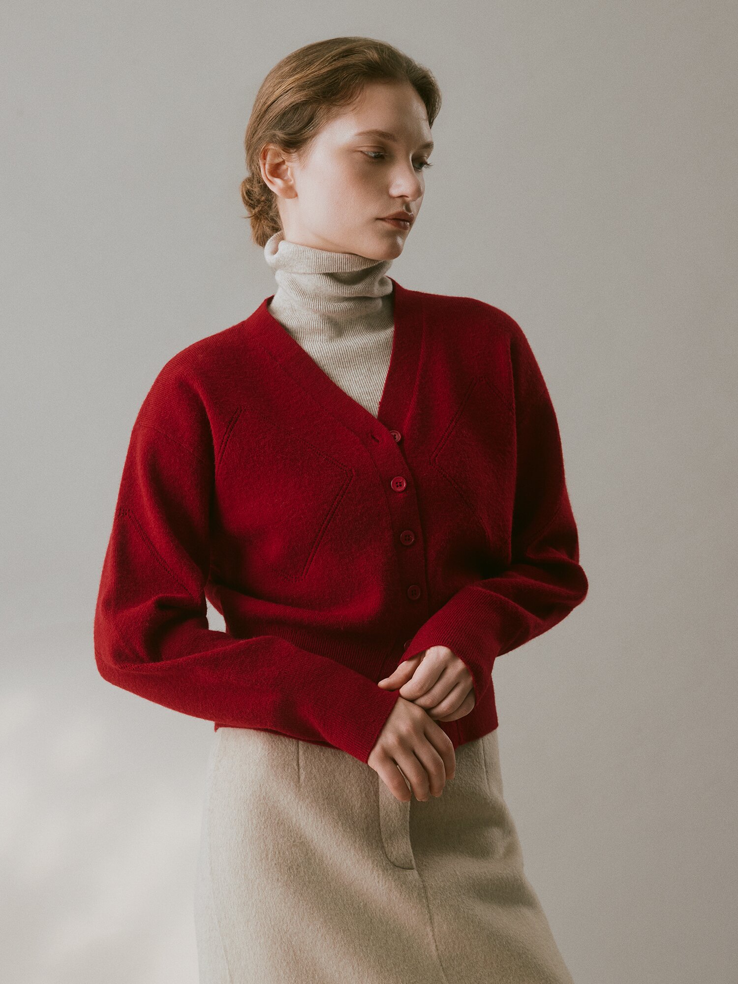 다이아 펀칭 브이넥 크롭 가디건 (BURGUNDY)