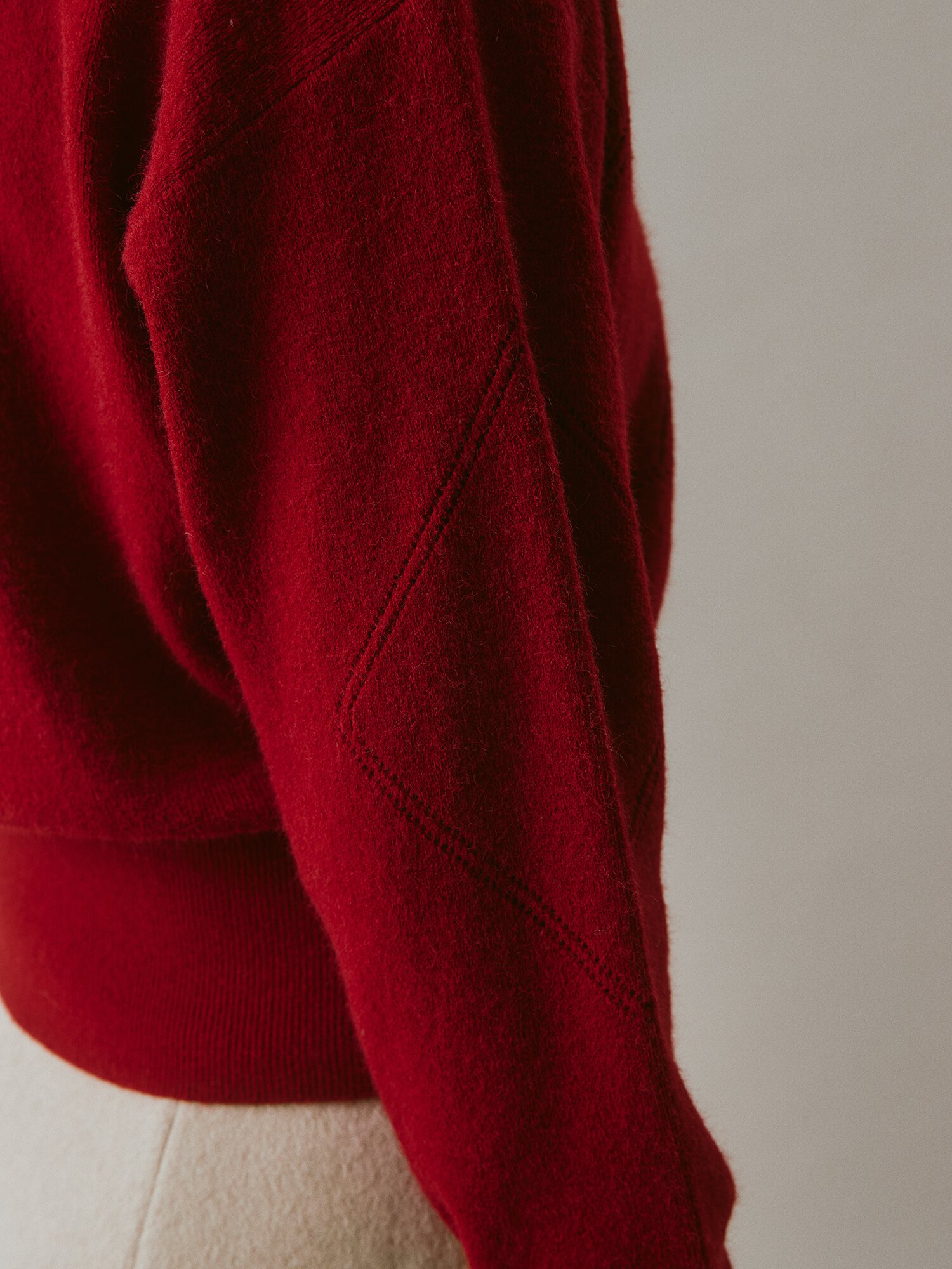 다이아 펀칭 브이넥 크롭 가디건 (BURGUNDY)