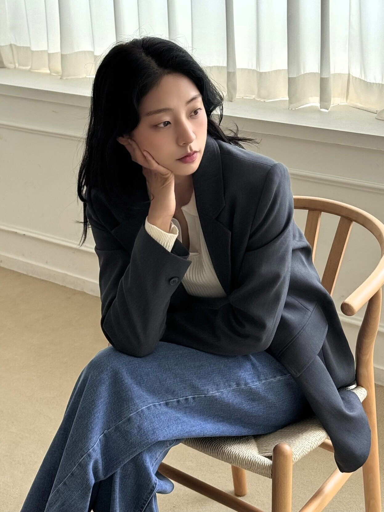 백 슬릿 투 버튼 테일러드 재킷 (DARK GREY)
