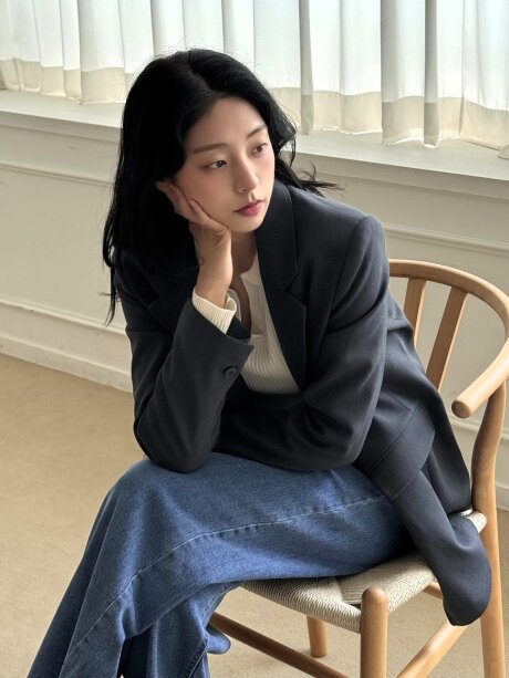 백 슬릿 투 버튼 테일러드 재킷 