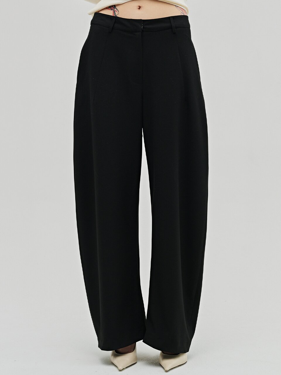 울 테일러드 커브드 팬츠 - 블랙 / Wool Tailored Curved Pants - Black