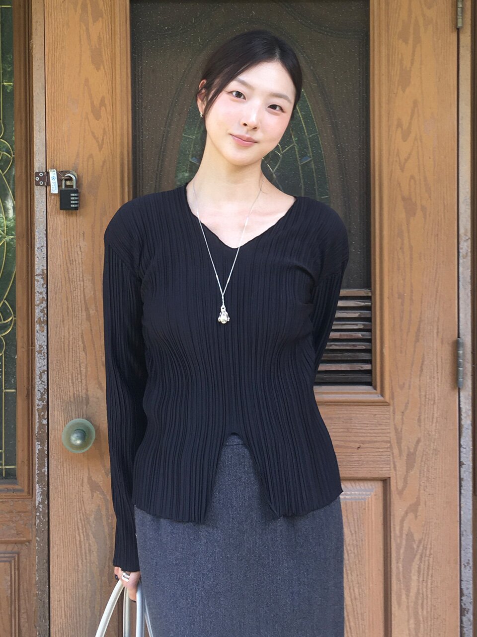 브이넥 플리츠 블라우스 - 블랙 / V-Neck Pleated Blouse - Black