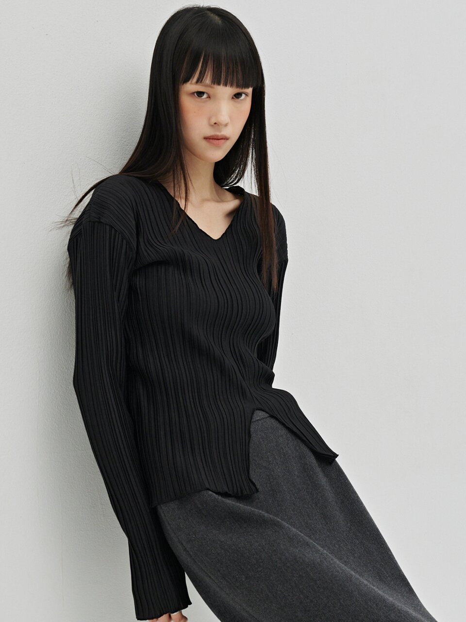 브이넥 플리츠 블라우스 - 블랙 / V-Neck Pleated Blouse - Black