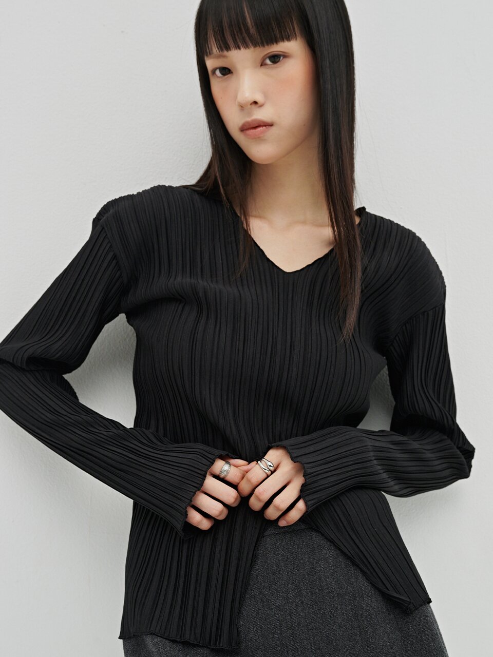 브이넥 플리츠 블라우스 - 블랙 / V-Neck Pleated Blouse - Black