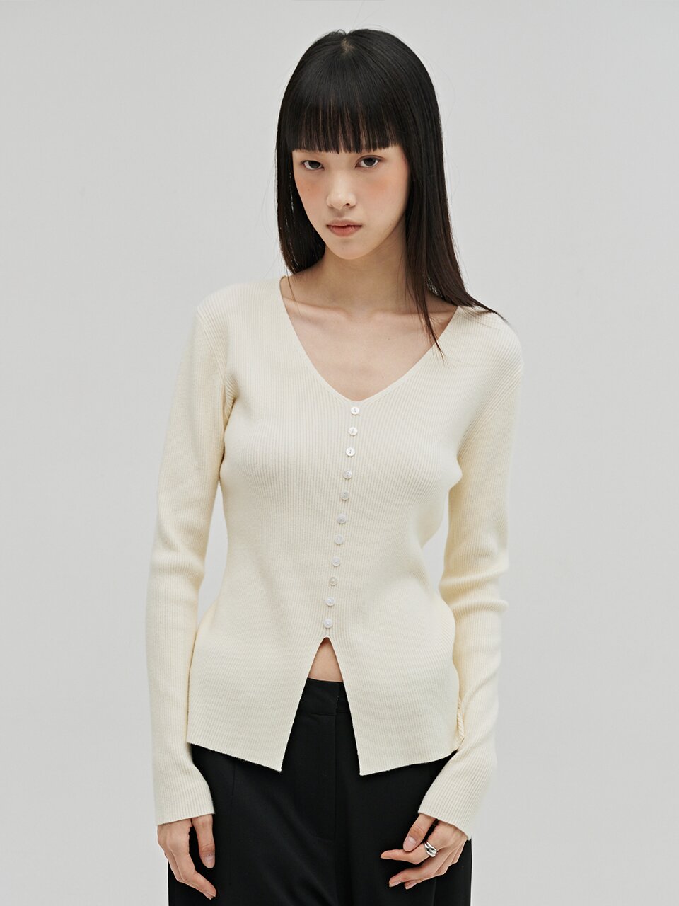 소프트 브이넥 버튼 니트 - 라이트 베이지 / Soft V-Neck Button Knit - L.Beige