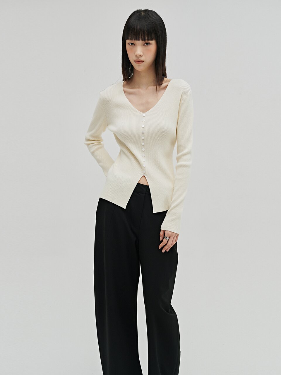 소프트 브이넥 버튼 니트 - 라이트 베이지 / Soft V-Neck Button Knit - L.Beige