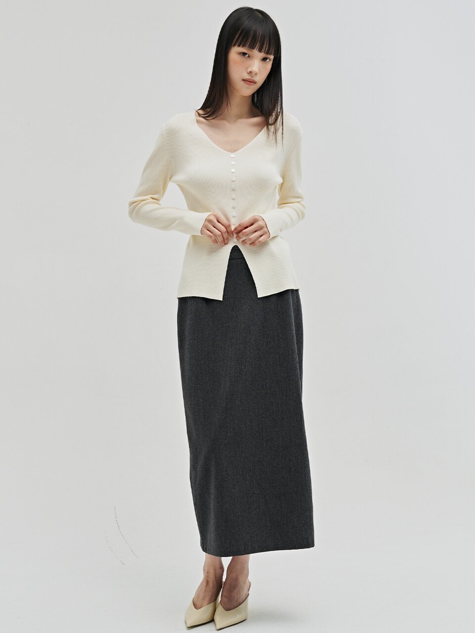 소프트 브이넥 버튼 니트 - 라이트 베이지 / Soft V-Neck Button Knit - L.Beige