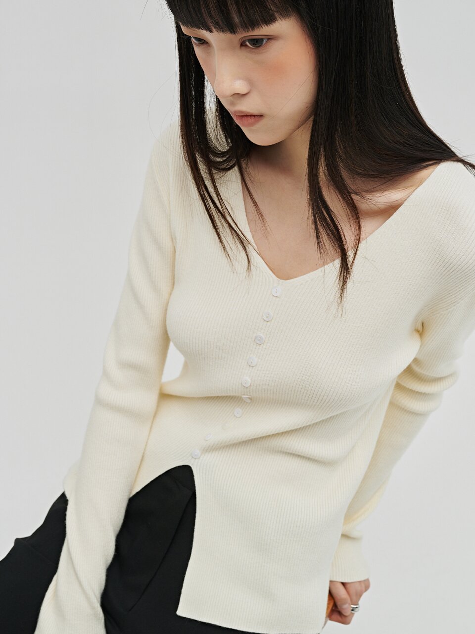 소프트 브이넥 버튼 니트 - 라이트 베이지 / Soft V-Neck Button Knit - L.Beige