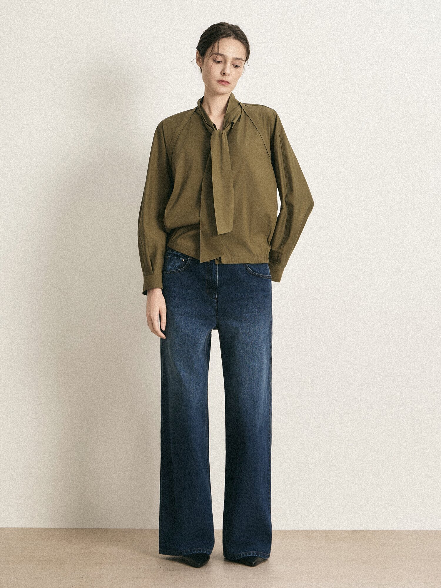 타이넥 절개 포인트 블라우스 (OLIVE KHAKI)