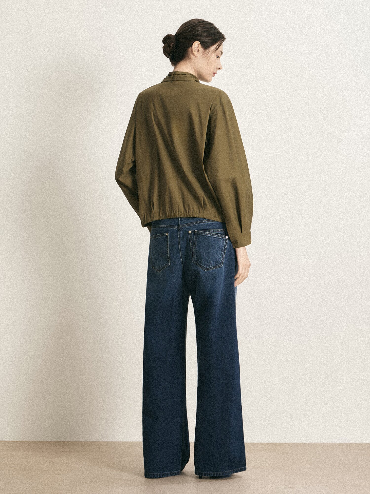 타이넥 절개 포인트 블라우스 (OLIVE KHAKI)