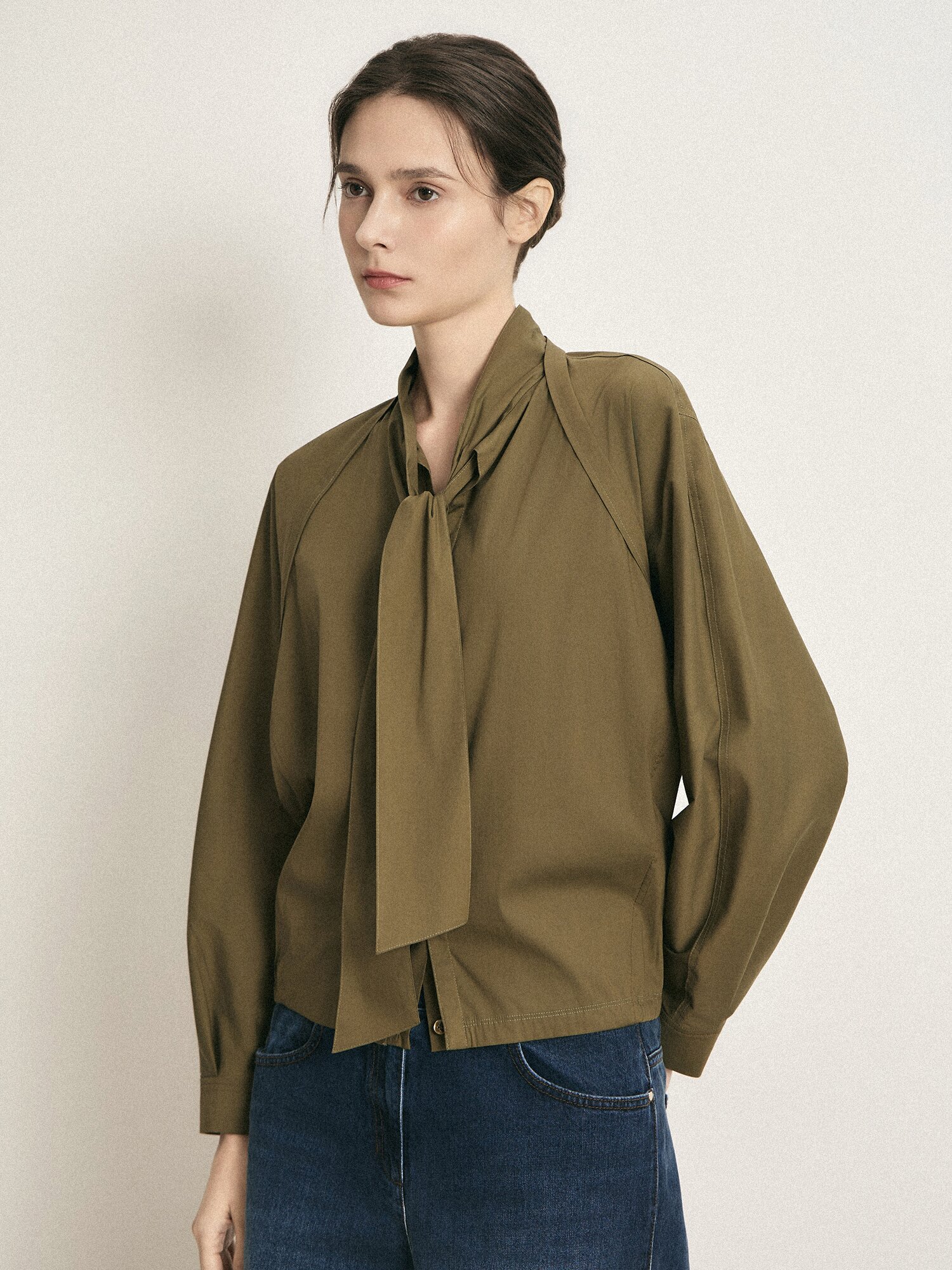 타이넥 절개 포인트 블라우스 (OLIVE KHAKI)