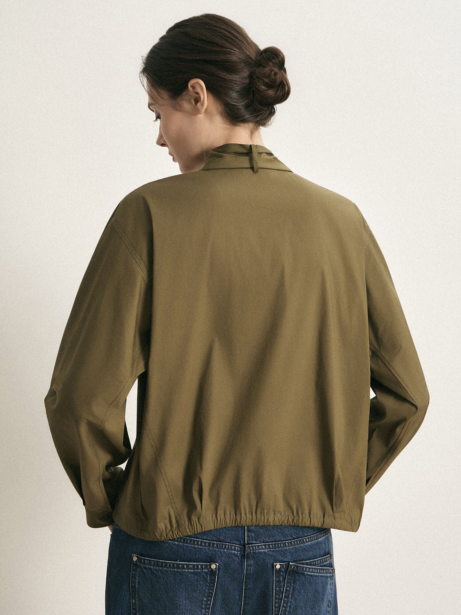 타이넥 절개 포인트 블라우스 (OLIVE KHAKI)