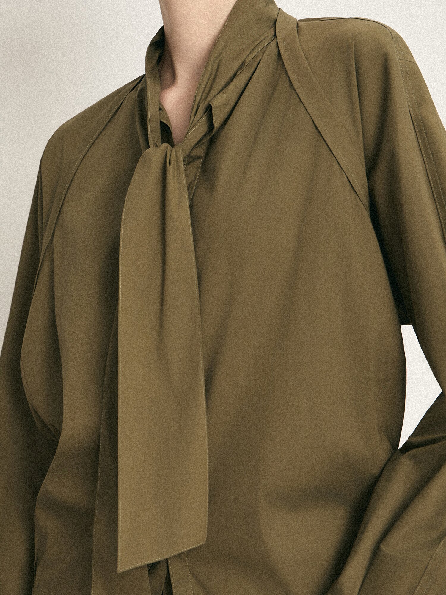 타이넥 절개 포인트 블라우스 (OLIVE KHAKI)