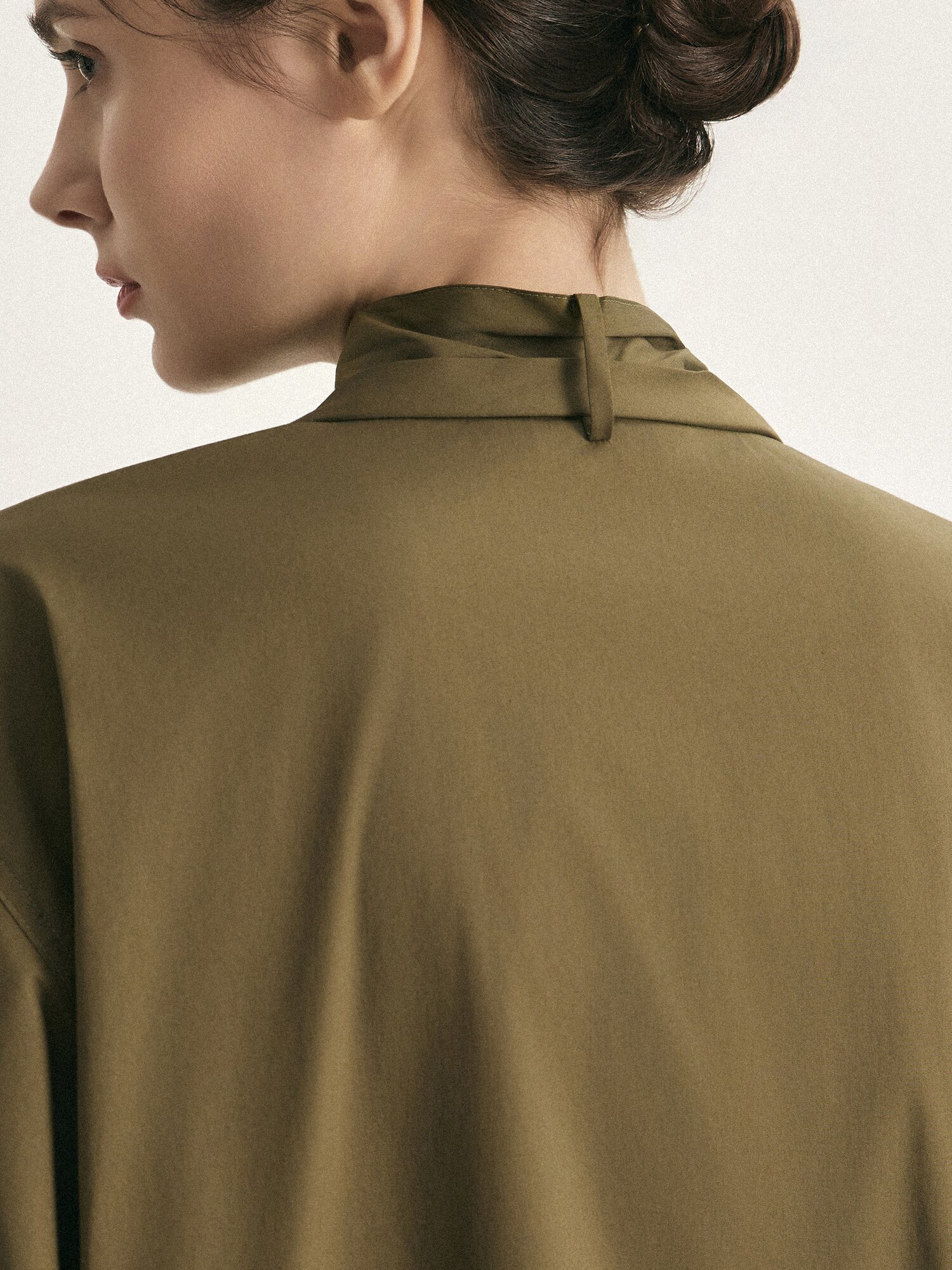 타이넥 절개 포인트 블라우스 (OLIVE KHAKI)