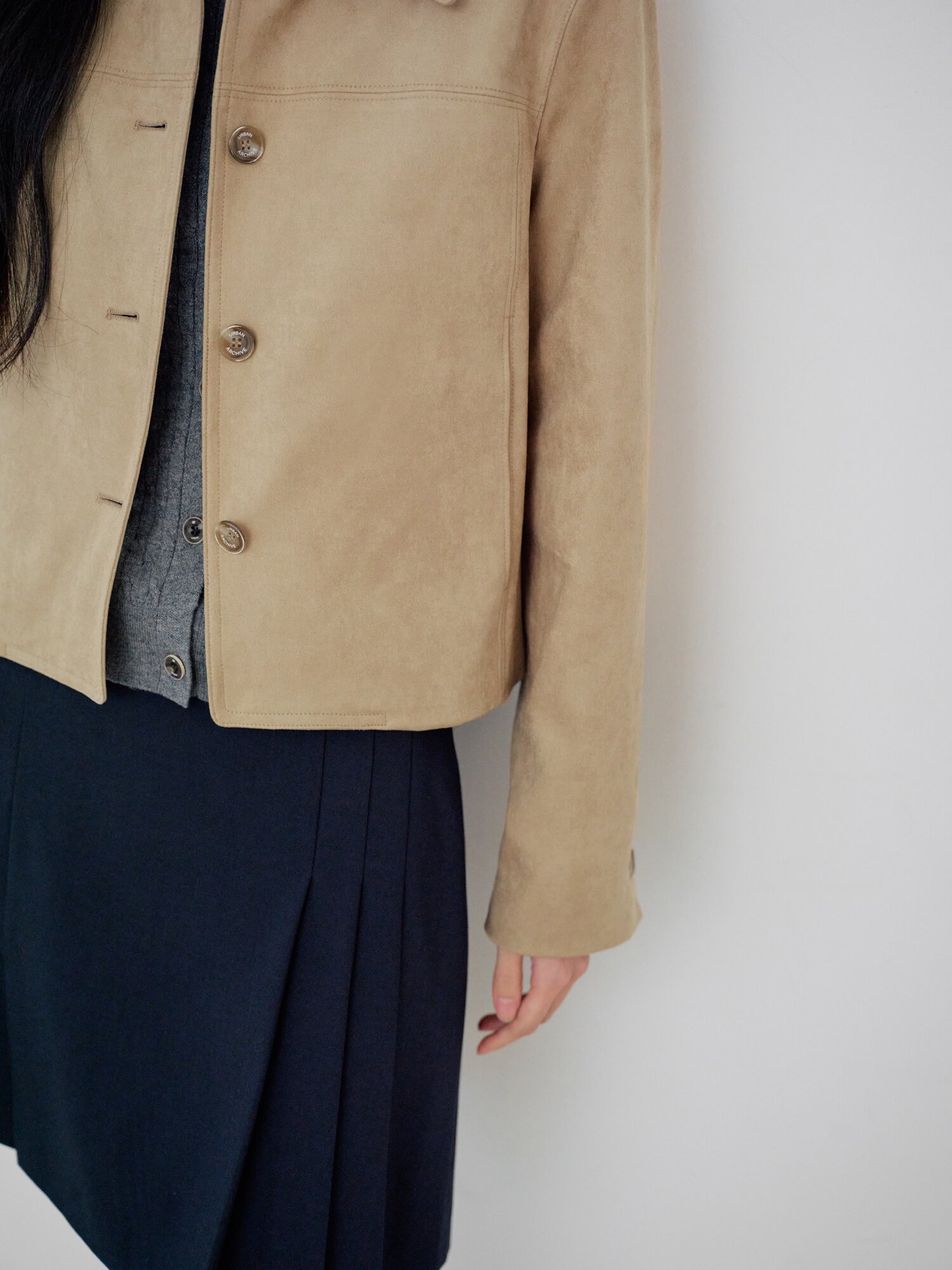 스웨이드 싱글 칼라 크롭 재킷 (BEIGE)