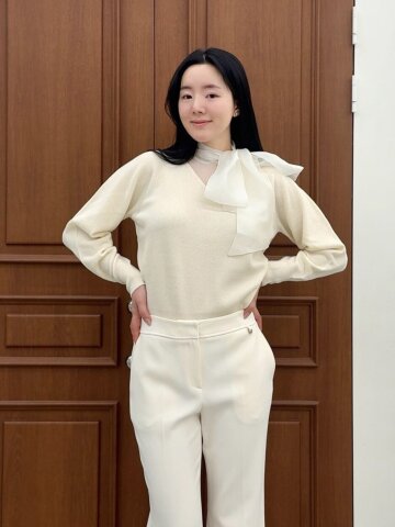 배색 타이넥 브이넥 풀오버 니트 