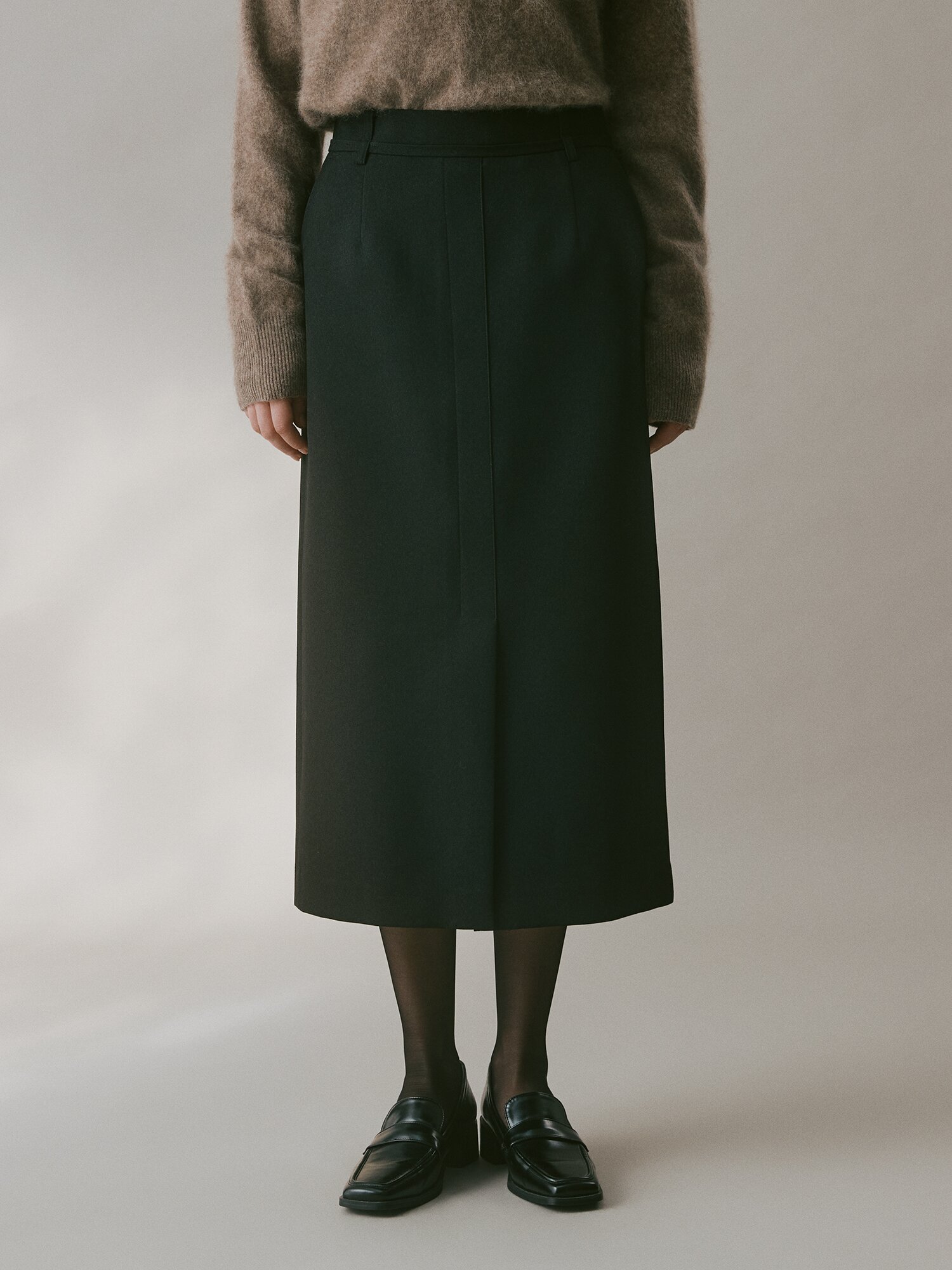슬릿 포인트 H라인 스커트  (BLACK)