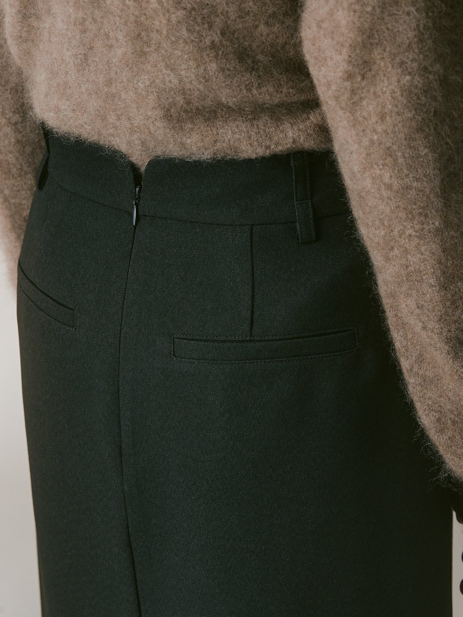 슬릿 포인트 H라인 스커트  (BLACK)